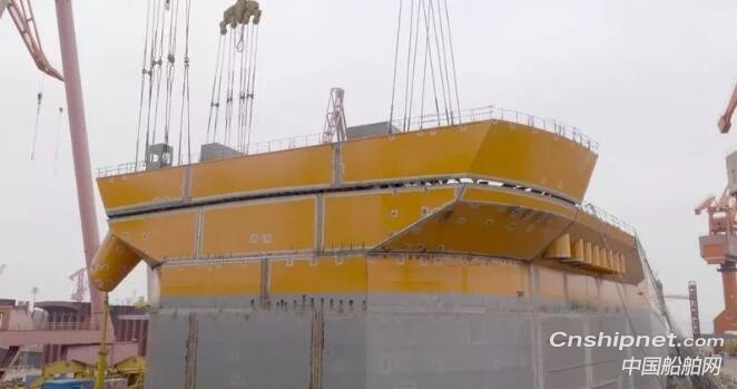 外高桥造船FPSO首制船船艏部最后一只总段80F搭载上船